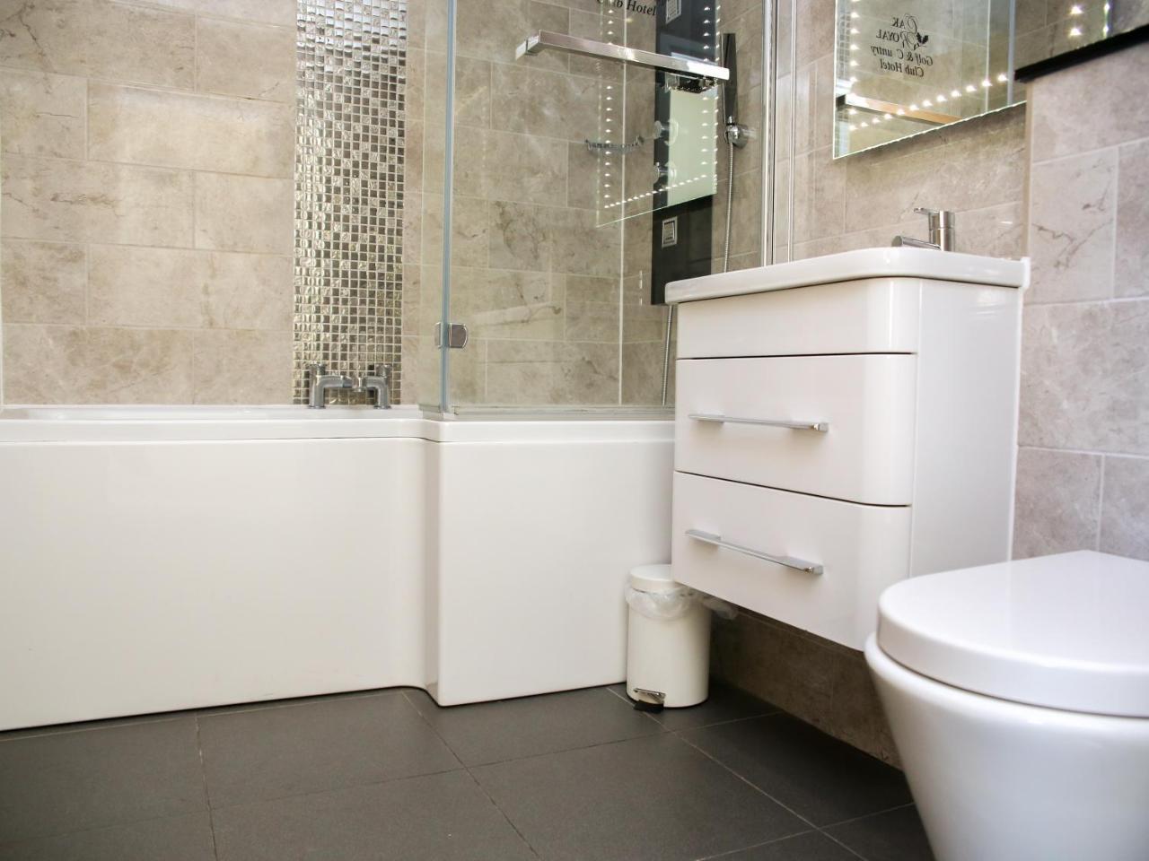 Oak Royal Hotel, Golf And Country Club Chorley  Bagian luar foto